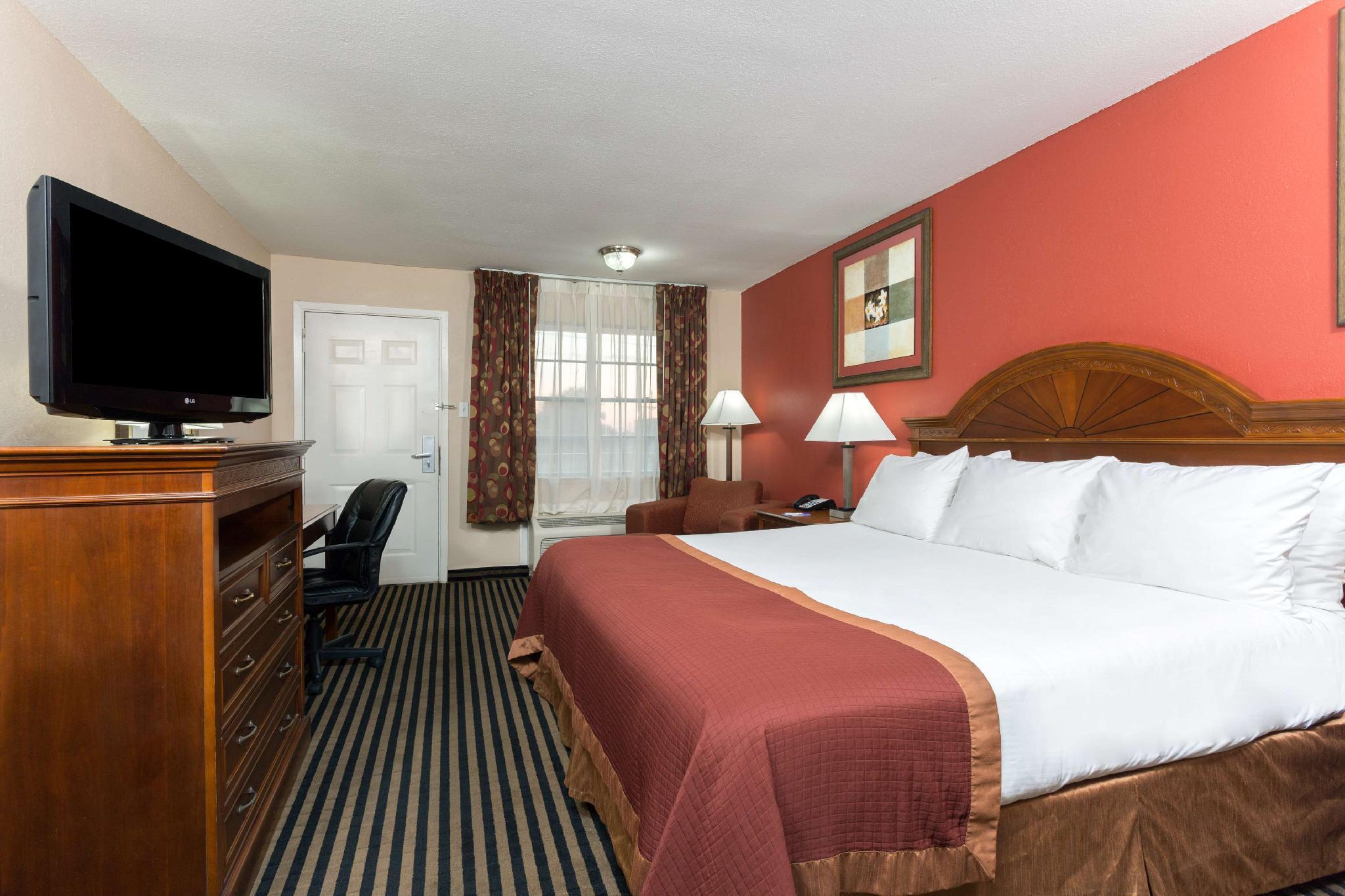 Hotel Baymont By Wyndham - Groves Area 2*
