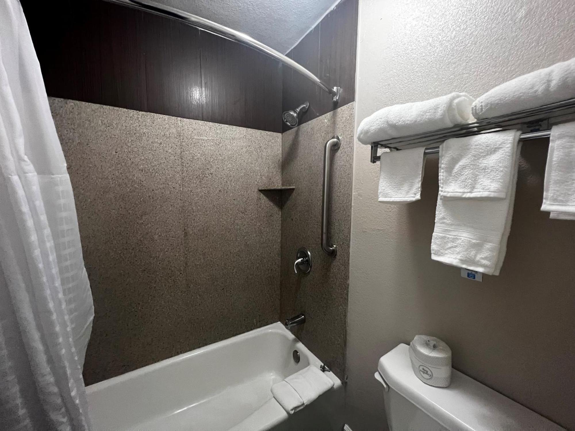 Baymont By Wyndham - Groves Area Hotel 2*