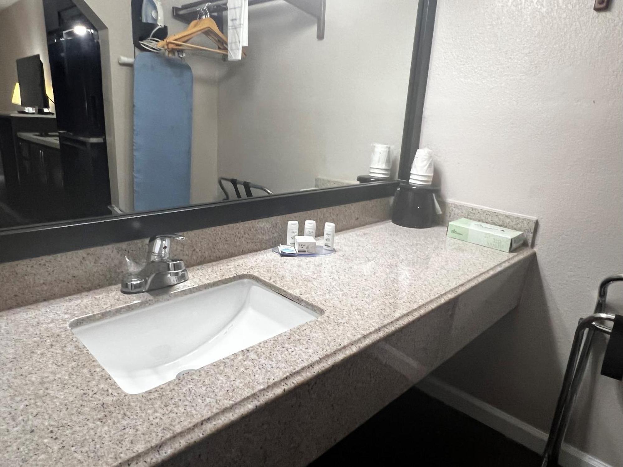 Baymont By Wyndham - Groves Area Hotel 2*