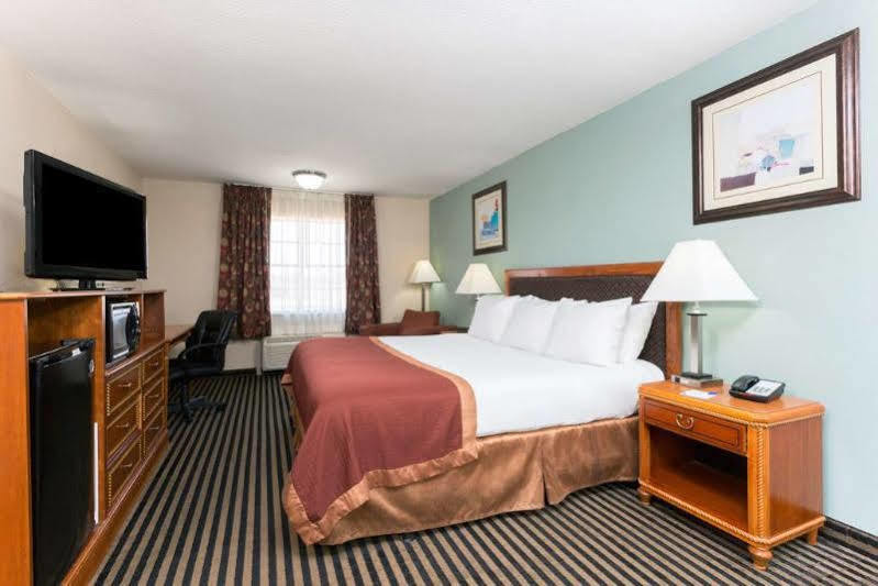 Baymont By Wyndham - Groves Area Hotel 2*